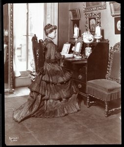 Sra. K. Duer em sua mesa, Nova York, 1906 (impressão em gelatina de prata)